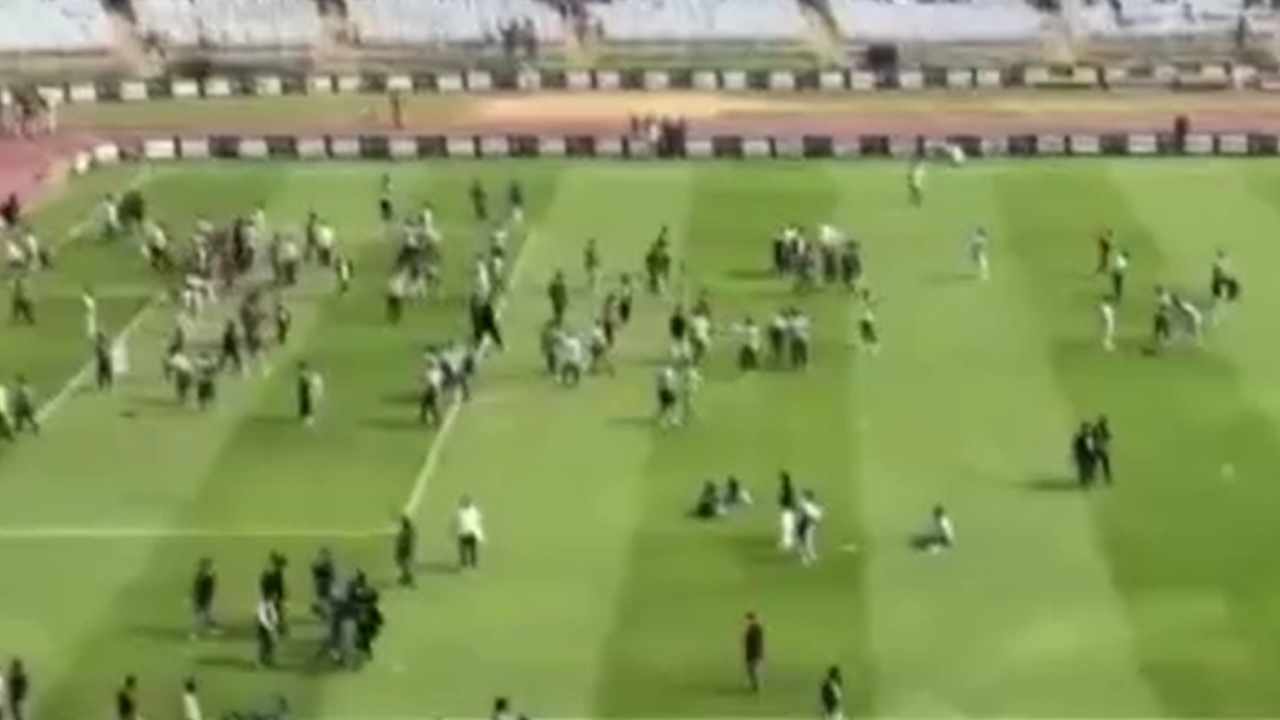 Hindistan'da Messi'yi göremeyen hayranları, stadyumu savaş alanına çevirdi