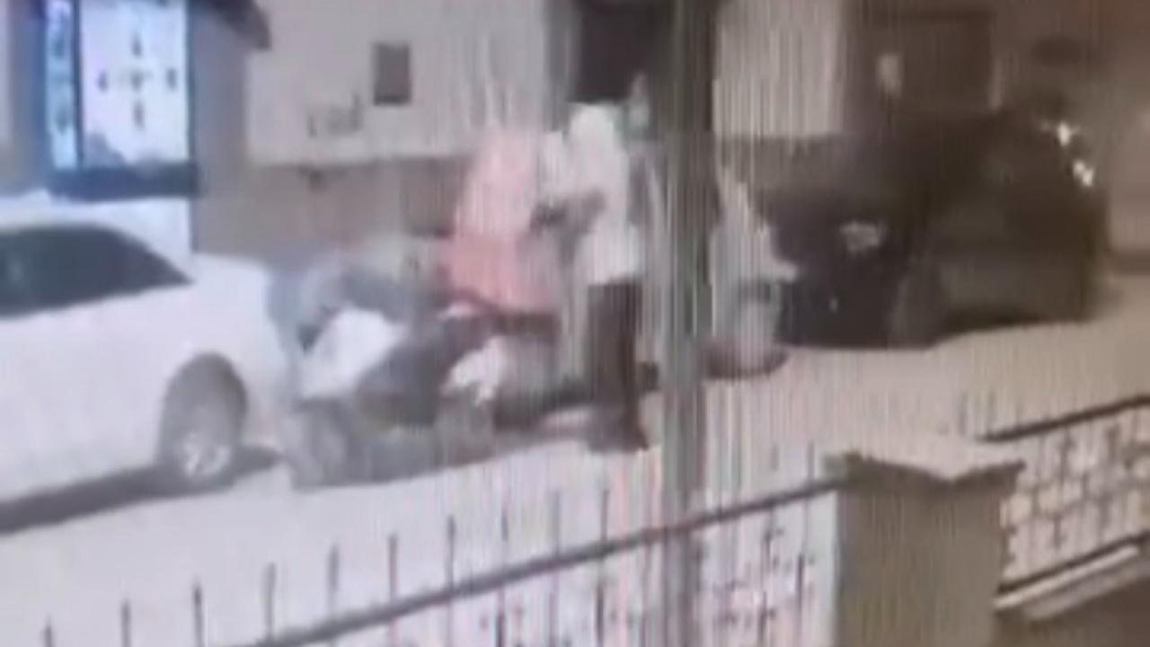 Hırsız, kuryenin motosikletinden dürüm çaldı