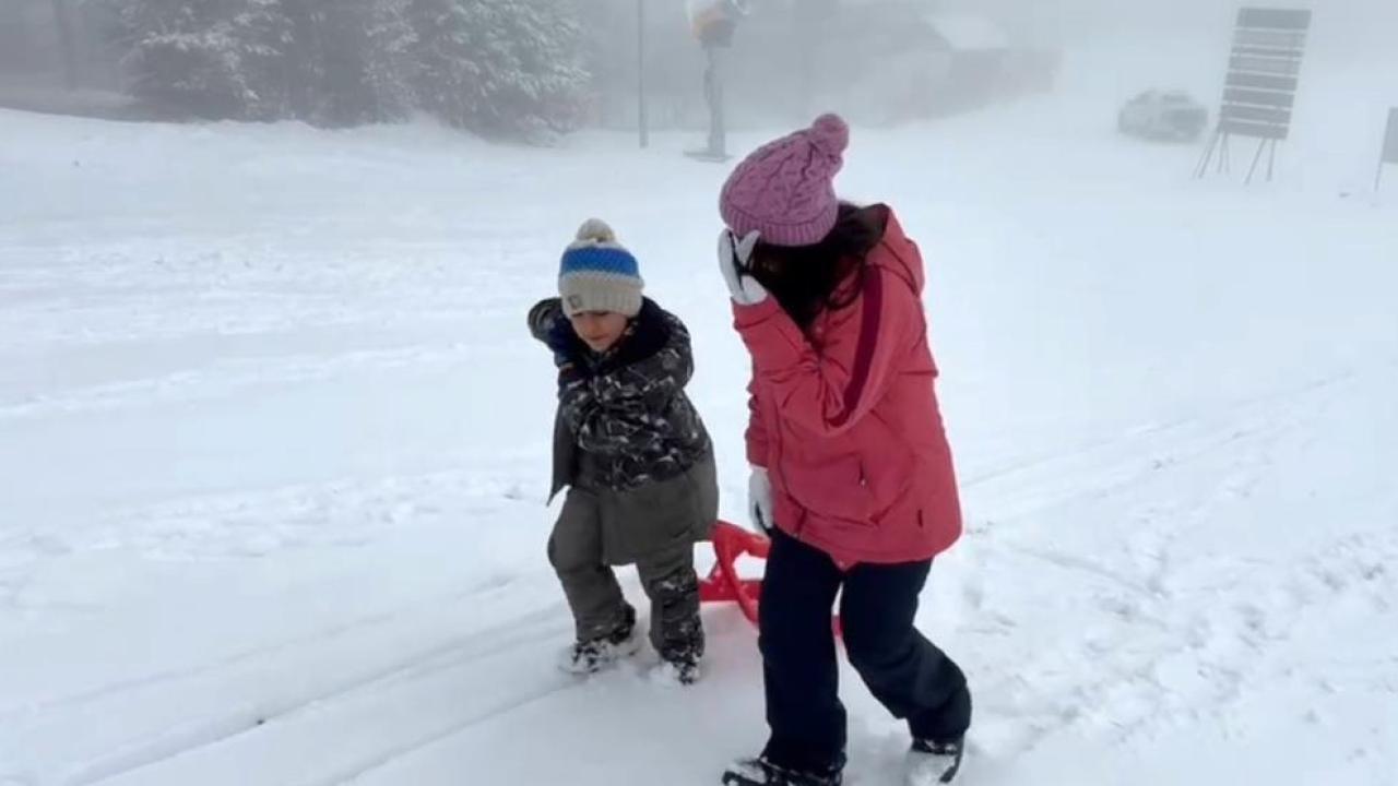 Kars'ta kar coşkusu: Çocuklar kardan adam yaptı, kızak kaydı