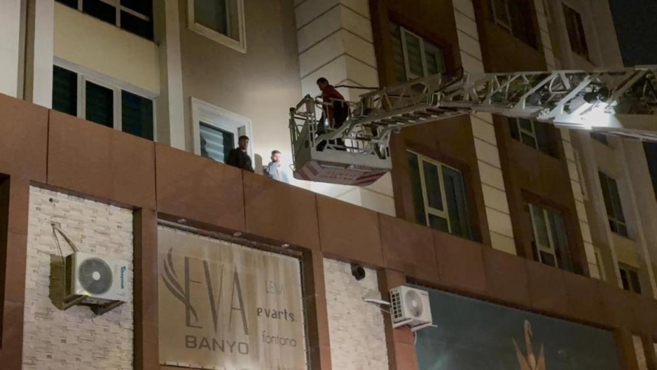 Kayseri'de bir garip olay: 3'üncü kattan çarşafla indiler