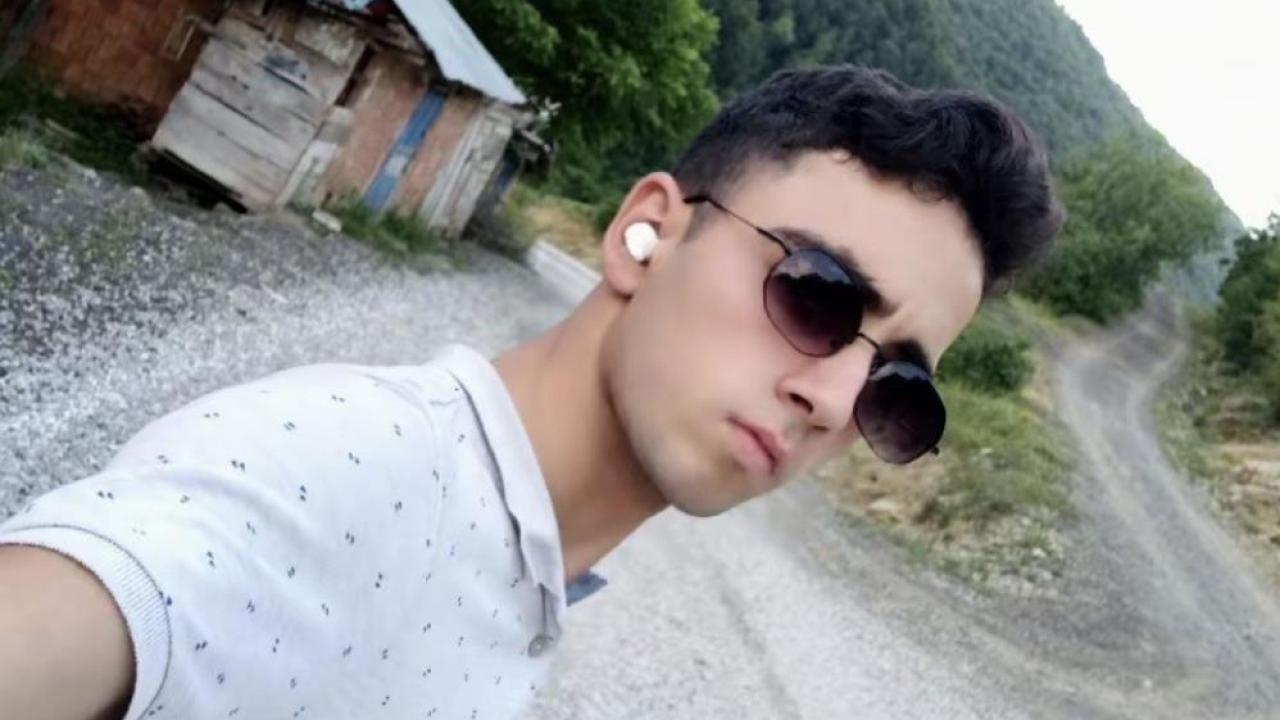Kestiği ağacın altında kalan 19 yaşındaki genç hayatını kaybetti