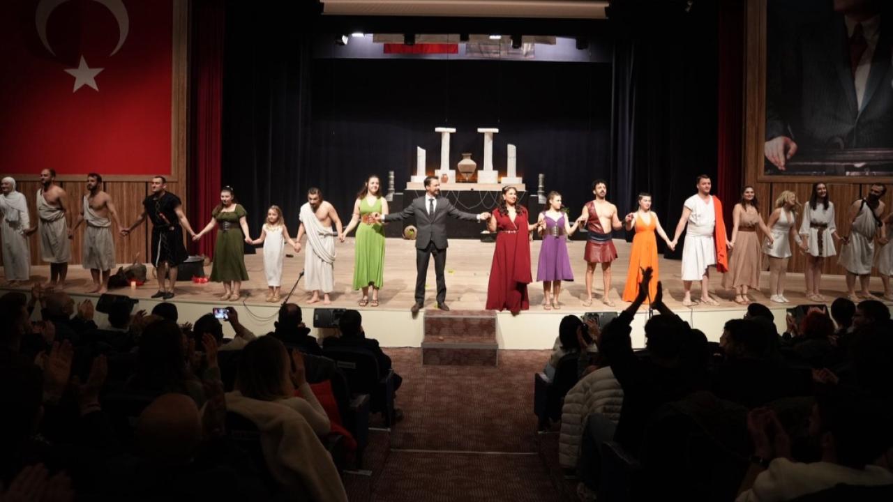 Kültürün Kalbi Biga’da Atıyor: İlçe Tiyatrosu’ndan Görkemli Dönüş!