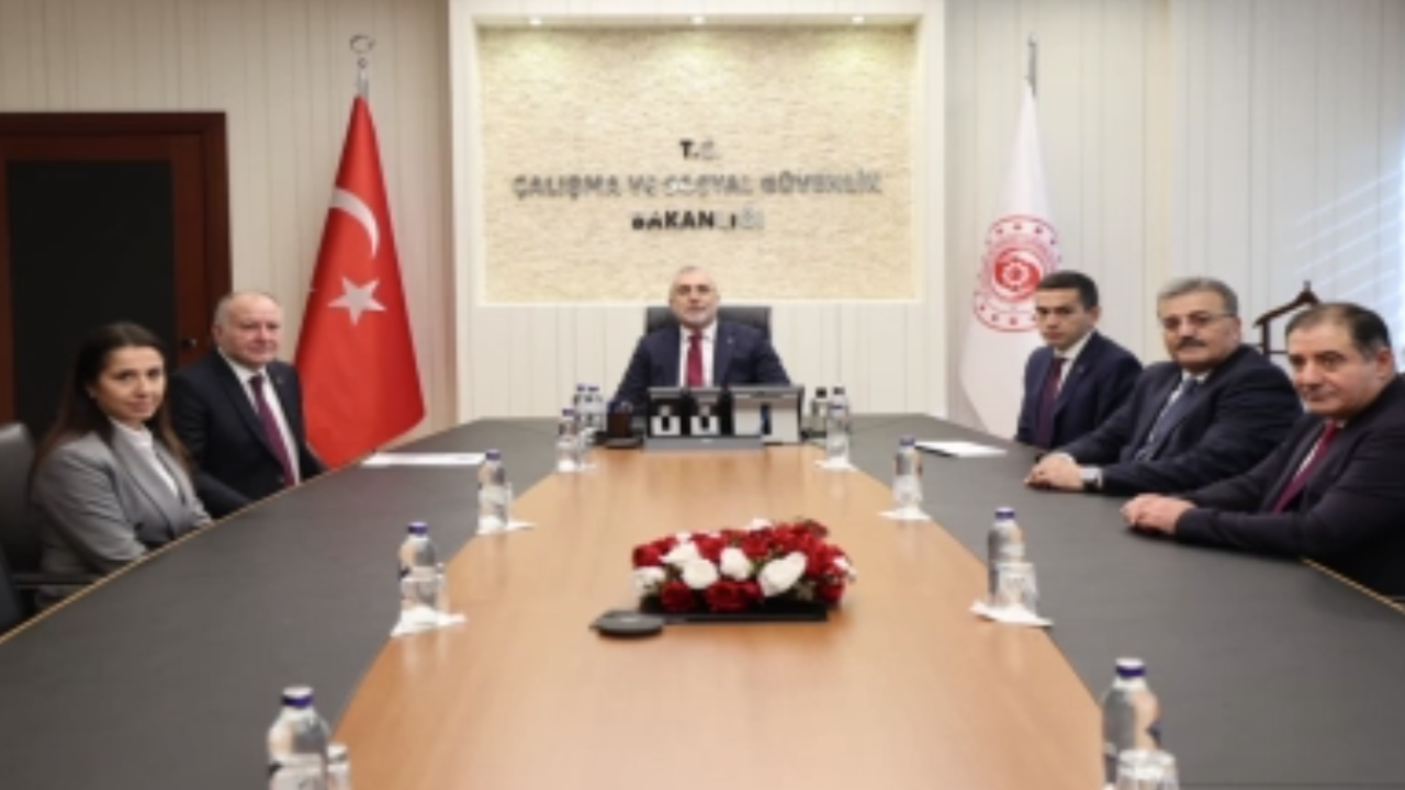 MİLYONLARIN GÖZÜ O TOPLANTIDA! 2026 Asgari Ücret Zammı İçin İlk Randevu Başladı: Masada Kimler Var, İlk Teklif Ne Olacak? TÜRK-İŞ masada yok