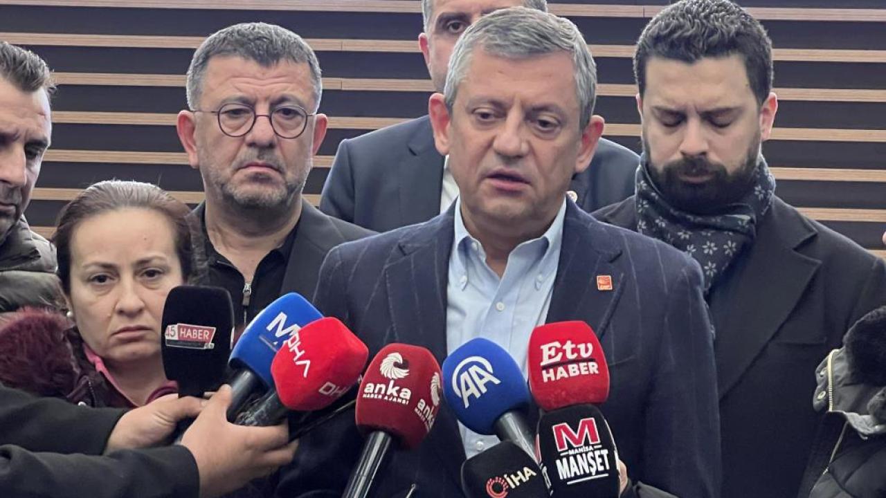 Özgür Özel gözyaşlarını tutamadı: " Yani bilmiyorum bu nasıl bir acı bu, nasıl bir sınav? Bütün Manisa'nın başı sağ olsun"