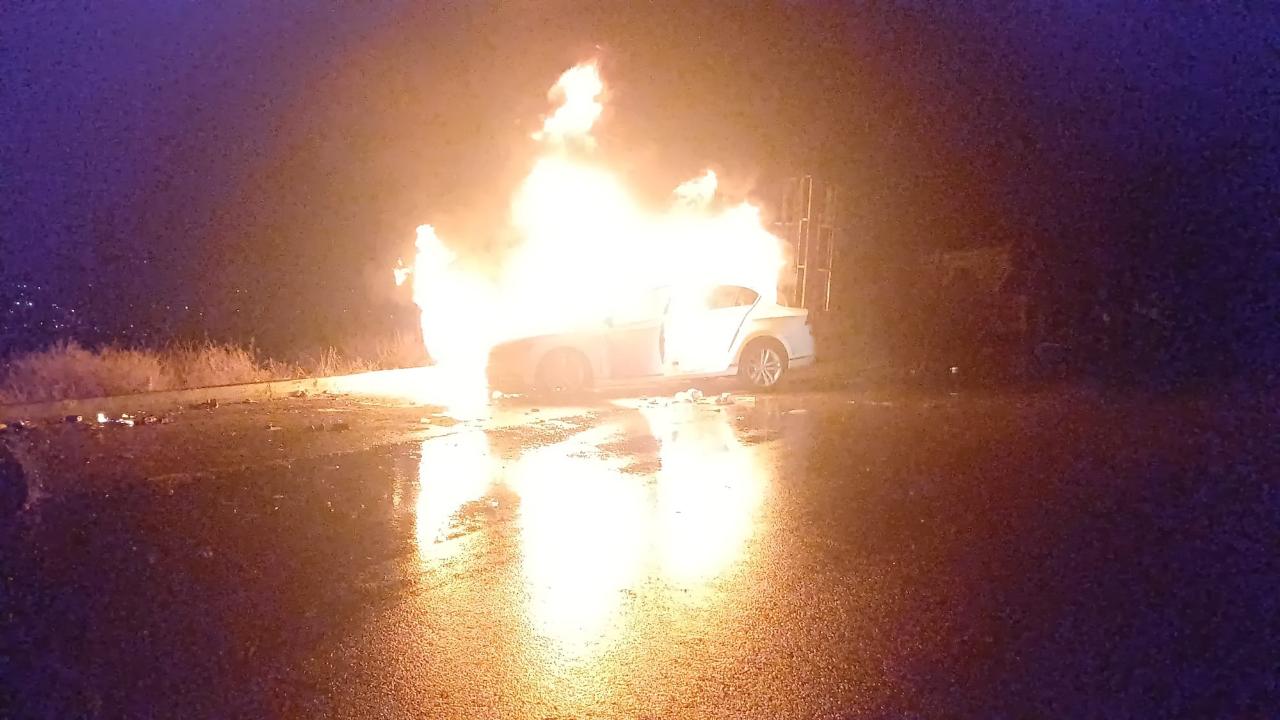 Park Halindeki Araç Bir Anda Alevlendi: Mahalleli Büyük Şok Yaşadı!