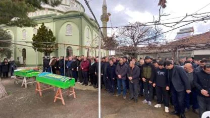 Polisten Kaçan Aracın Kurbanı Olmuşlardı: Çanakkale'deki feci kazada hayatını kaybeden iki kadın son yolculuğuna uğurlandı