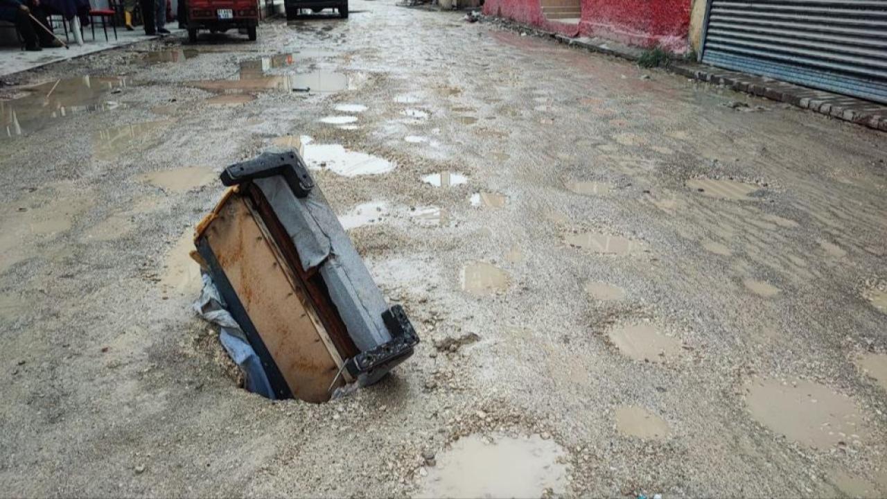 Adana'da Altyapı Çilesi: Çöken yola kanepe kollu önlem