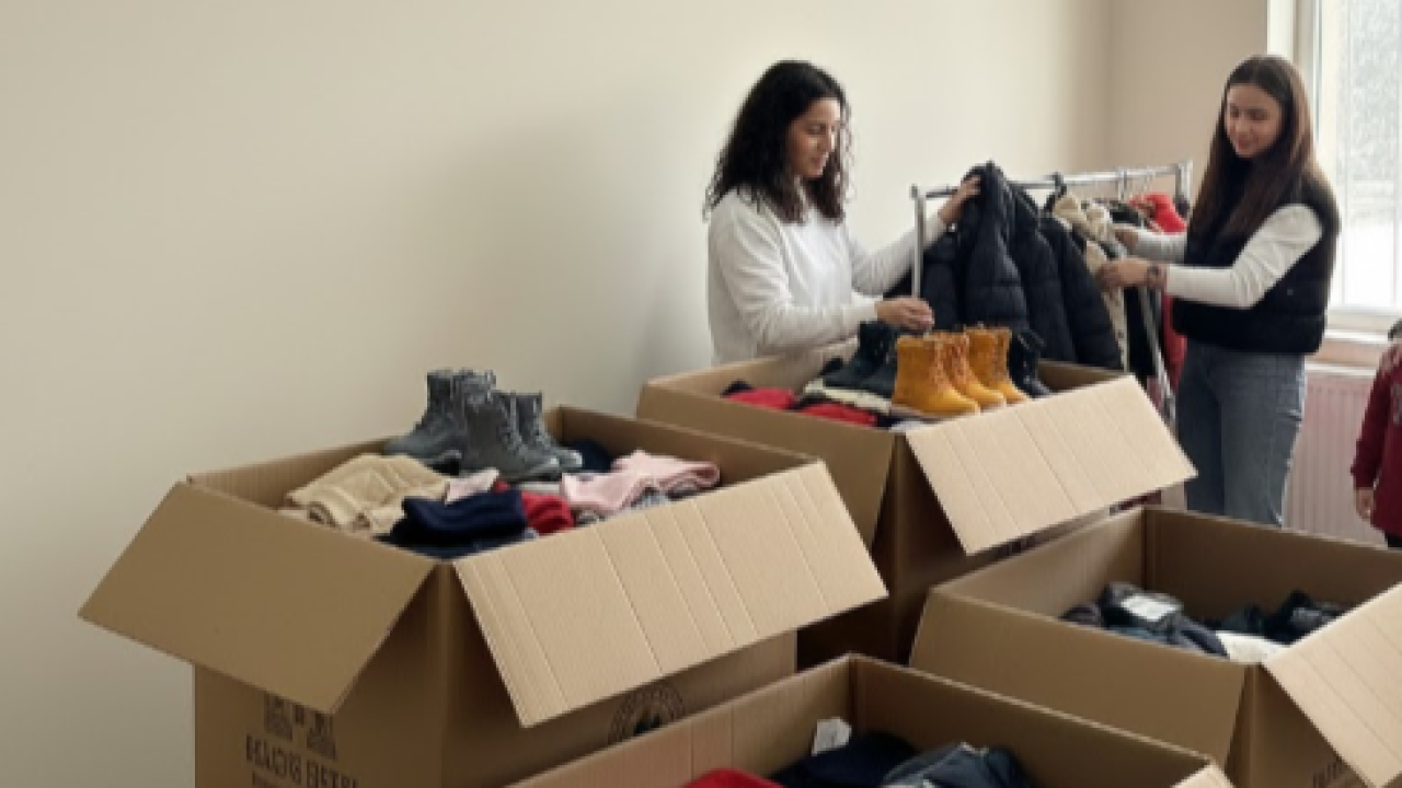 Lapseki Belediyesi’nden çocuklar için kışlık giysi dayanışması