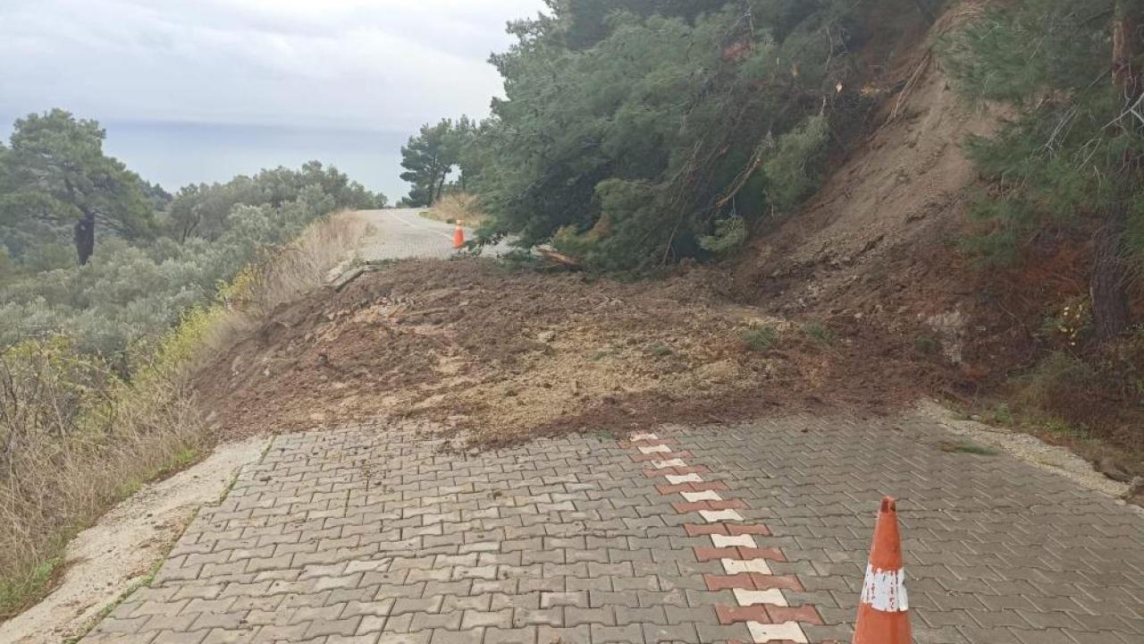 Sağanak Yağış Ayvacık&#039;ı Vurdu: Kaya parçası sahil yolunu kapattı!