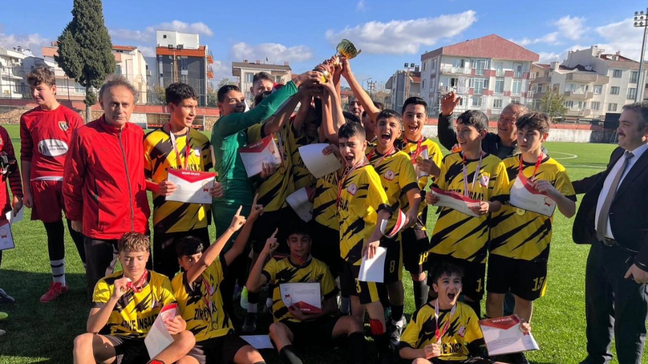 ŞAMPİYON BELLİ OLDU! Okul Sporları Yıldız Erkek Futbolunda Çanakkale&#039;yi Kim Temsil Edecek? Şimdi Sıra Türkiye Şampiyonasında!