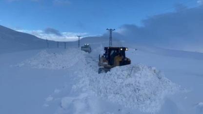 Şırnak'ta Kar Kalınlığı 1 Metreyi Geçti: 3 Bin Rakımlı Yollar Ağır İş Makineleriyle Açılıyor