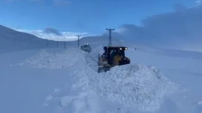 Şırnak'ta Kar Kalınlığı 1 Metreyi Geçti: 3 Bin Rakımlı Yollar Ağır İş Makineleriyle Açılıyor