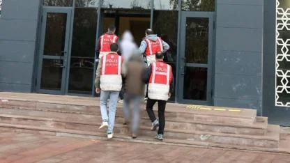 VATANDAŞLAR FARK ETTİ, POLİS YAKALADI! Çanakkale Kuyumcular Çarşısında Soygun Girişimi: O İKİ ŞÜPHELİ TUTUKLANDI!