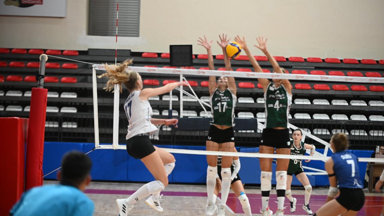 VOLEYBOLDA DEV DÜELLO! Çanakkale Belediyespor, Tie-Break&#039;te Yıkıldı: İBB Spor&#039;a 3-2 Mağlup!