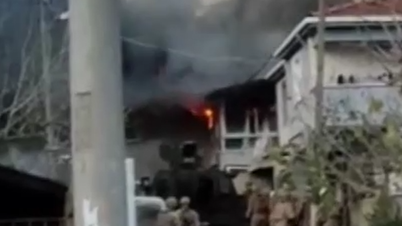 Yalova'da Teröristler Evi Ateşe Verdi, Çatışma Devam Ediyor!