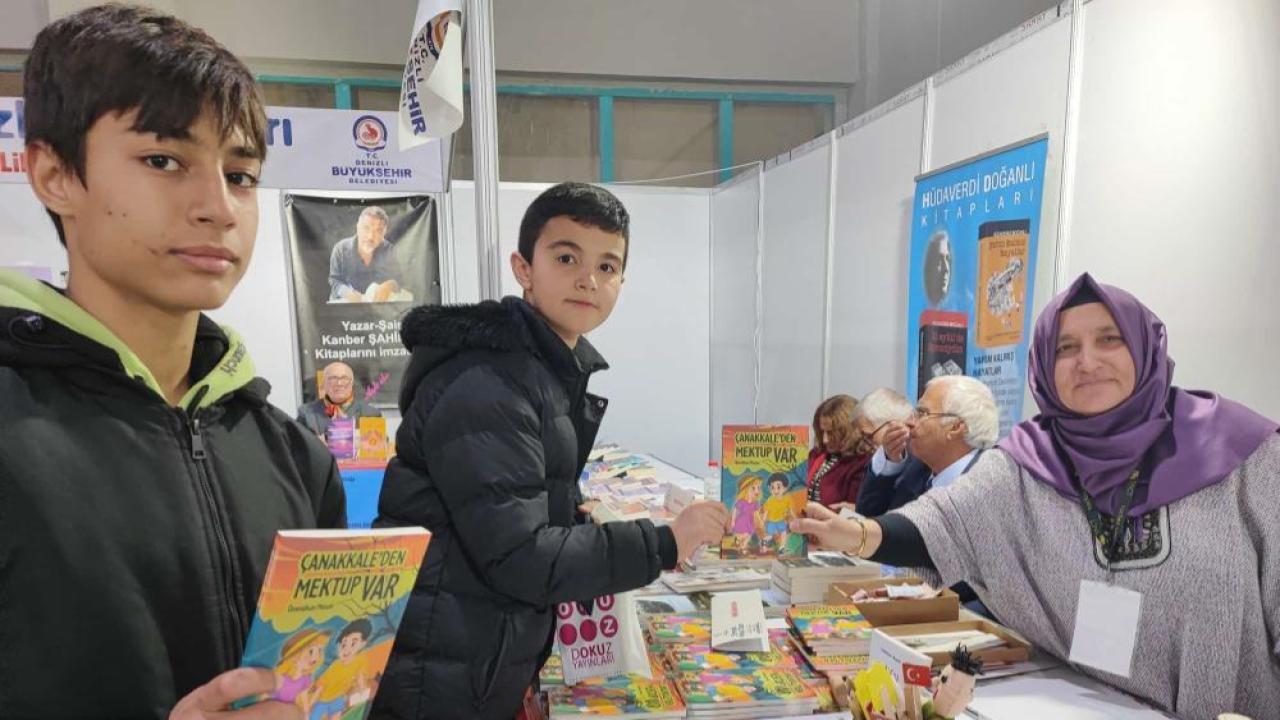 Yazar öğretmen kitap fuarında öğrencilerle buluştu