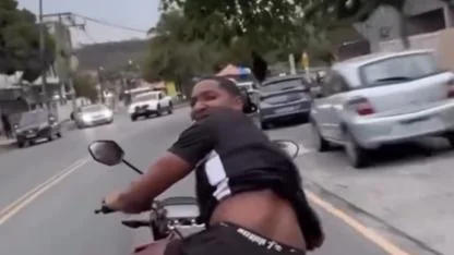 Yerçekimine Meydan Okuyan 'Serseri Mayın': Ölümle Dans Eden Motosiklet Cambazının Akıl Almaz Şovu ve Olay Yaratan Finali!