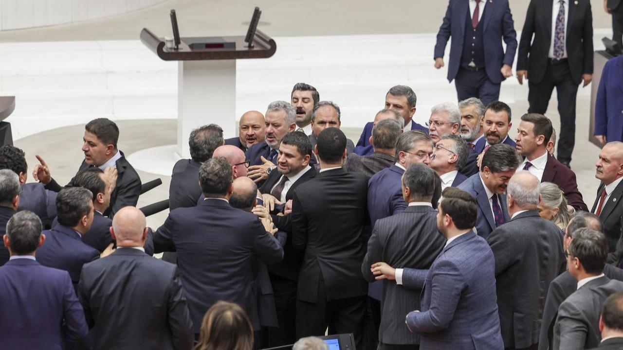 YUNAN BASININDA ANKARA MANŞETLERİ: "BÜTÇE GÖRÜŞMELERİNDE DEMOKRASİ ARENASI"