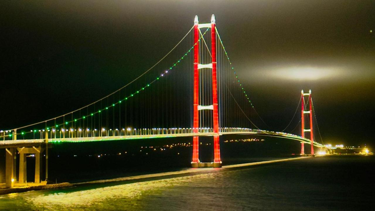 1915 Çanakkale Köprüsü Bu Kez "Sağlık" İçin Renk Değiştirdi! Görenler Sebebini Merak Etti