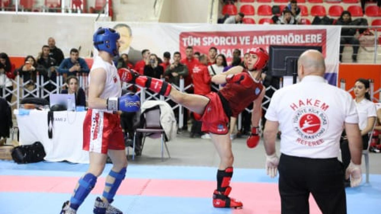 700 Sporcu Arasından Finale: ÇOMÜ Kick Boks’ta Türkiye’nin Zirvesinde!
