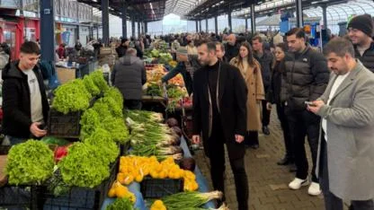 AK Gençlik Cuma Pazarı’nda