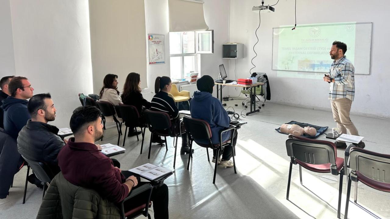 AK Parti Gençlik Kolları İlk Yardım Sertifikası eğitimine katıldı