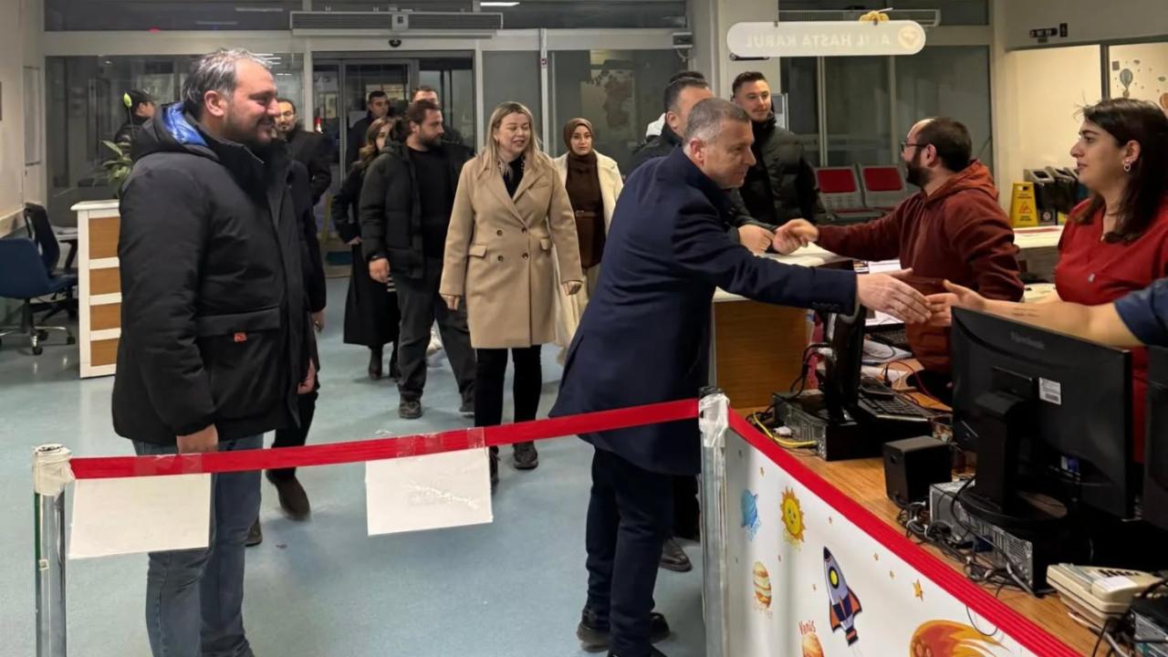 AK Parti’den yeni yılın ilk saatlerinde sağlık ve emniyet personeline ziyaret