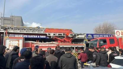 Alevler Tamirhaneyi Teslim Aldı! İş Yeri Yanarken Onlar Film İzler Gibi İzleyip Kayda Aldılar!