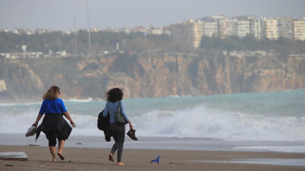 Antalya’da Fırtına Gitti, Güneş Geldi: Sahilde Hem Turist Hem Define Avcısı Mesaisi!