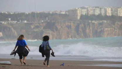 Antalya’da Fırtına Gitti, Güneş Geldi: Sahilde Hem Turist Hem Define Avcısı Mesaisi!