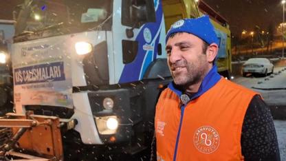 Arnavutköy’de Kar Topuna Çaylı Yanıt: Kar Küreme Şoföründen İç Isıtan ‘İnsanlık’ Dersi!