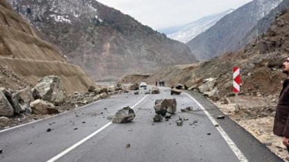 Artvin-Şavşat Karayolu'nda Korku Dolu Anlar! Sürücü Oktay Çelik Dikkatiyle Facianın Önüne Geçti!