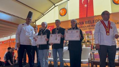 Ayvacık’ın Genç Şefleri Dünyaya Parmak Isırttı! Alanya’dan Madalya Yağmuruyla Döndüler