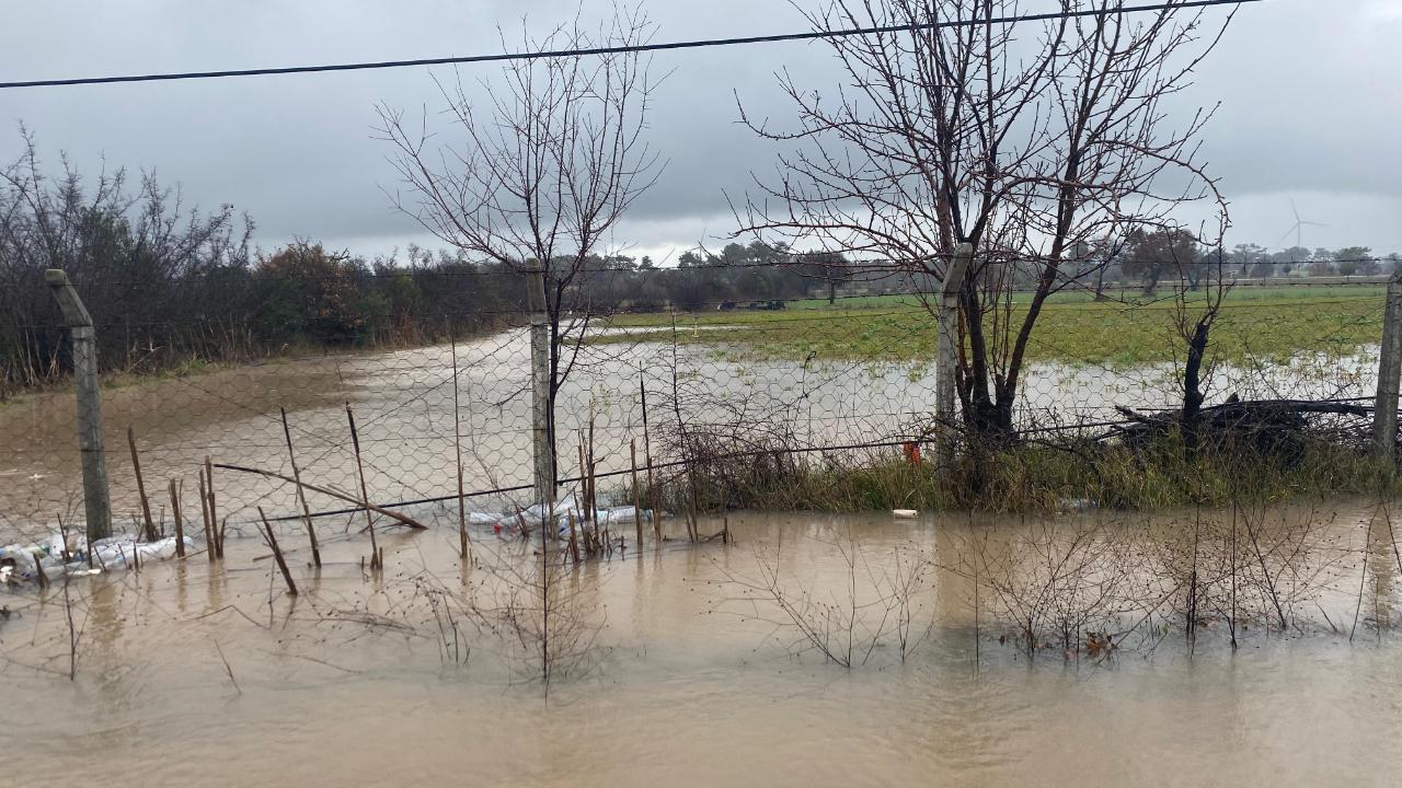 Ayvacık’ta Kabus Dolu Saatler: Hem Yol Kapandı Hem Çatılar Uçtu! Tarım Arazileri Göle Döndü!