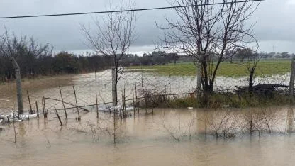 Ayvacık’ta Kabus Dolu Saatler: Hem Yol Kapandı Hem Çatılar Uçtu! Tarım Arazileri Göle Döndü!