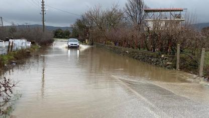 Ayvacık’ta Sağanak Kabusu! Dere Taştı, Köprü Çöktü, İlçeye Giriş Yolu Kapandı