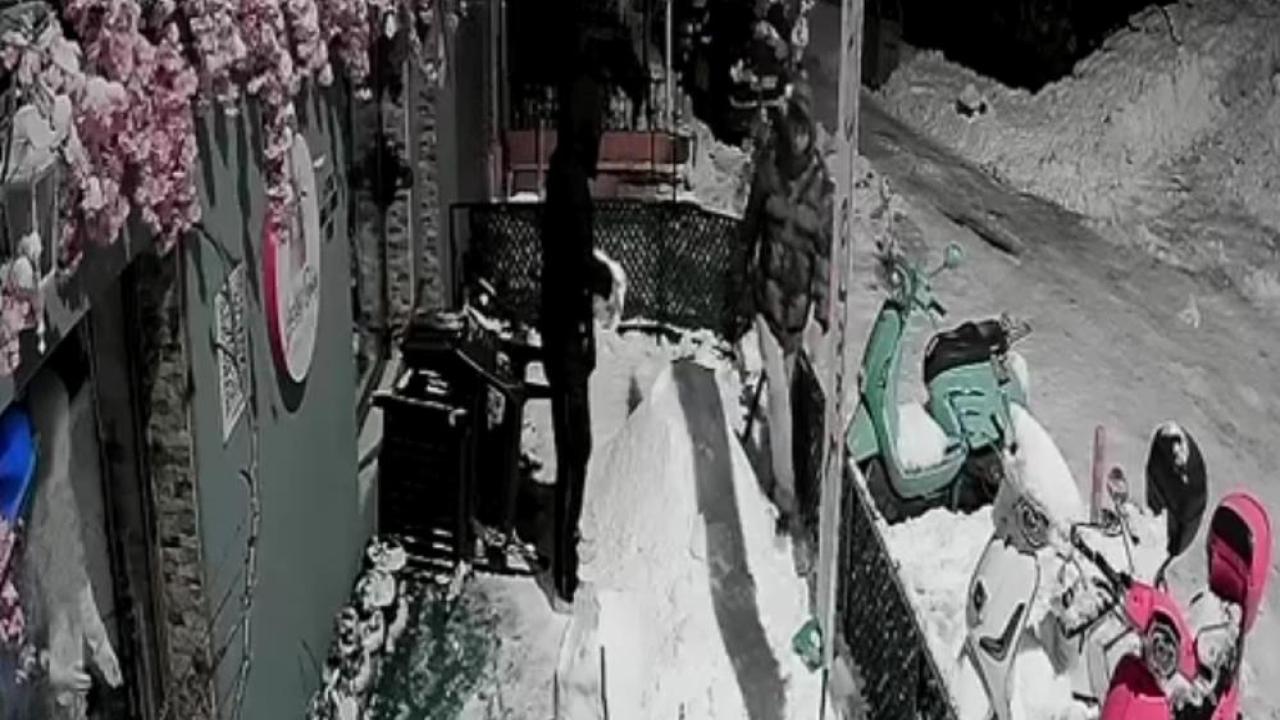 "Bana çarptı" deyip kardan adamı dövdüler