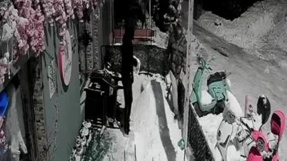 "Bana çarptı" deyip kardan adamı dövdüler