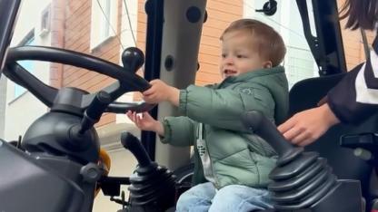 Biga’nın En Küçük İş Makinesi Operatörü Göreve Başladı! O Görüntüler Rekor Kırıyor