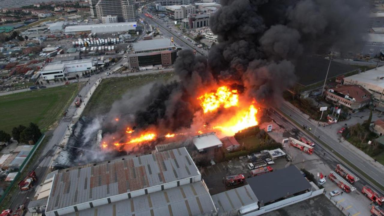 Büyükçekmece’de Korkutan Yangın: Plastik Fabrikası Alevlere Teslim Oldu!
