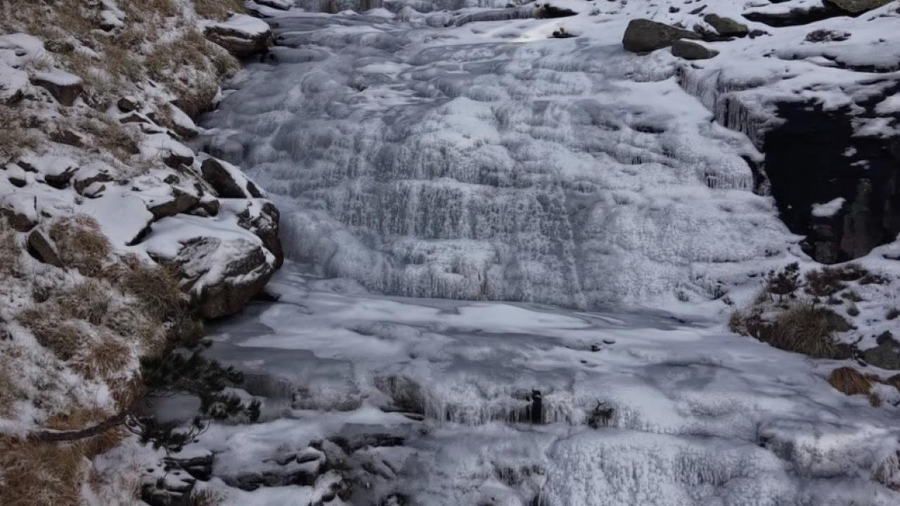 Çanakkale’de Dondurucu Güzellik: Kazdağları’nın Şelaleleri Buz Tuttu!