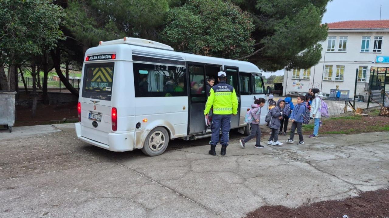 Çanakkale’de Gözler Okul Servislerinde! Jandarmadan Tavizsiz "Emniyet Kemeri" Denetimi