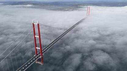 Çanakkale’de Masalsı Görüntü: Dev Köprü Bulutların Üzerinde Dans Etti!