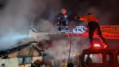 Çan’da Korkutan Yangın! İtfaiye Eri Yaralandı, Otomobil ve Motosiklet Demir Yığınına Döndü