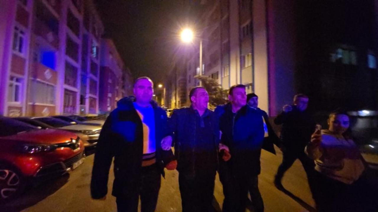 Kapısına gelen kızının erkek arkadaşını av tüfeği ile vurdu