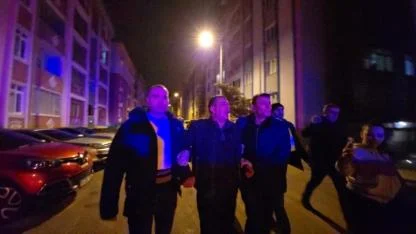 Kapısına gelen kızının erkek arkadaşını av tüfeği ile vurdu