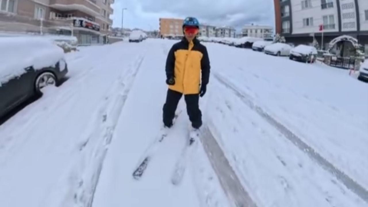 Karla kaplanan yolda işe kayakla gitti