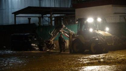 Kepez Çayı Taştı, Araç Sular İçinde Kaldı: İşte Kurtarılma Anı...