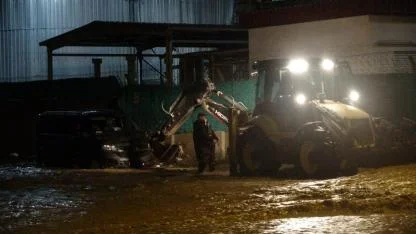 Kepez Çayı Taştı, Araç Sular İçinde Kaldı: İşte Kurtarılma Anı...