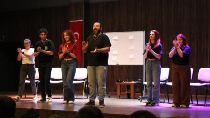 Kepez’de Kahkaha Tufanı: Taş Kağıt Makas Oyuncuları Sahne Aldı